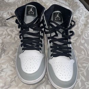 Air Jordan 1 Mid Light Smoke Grey